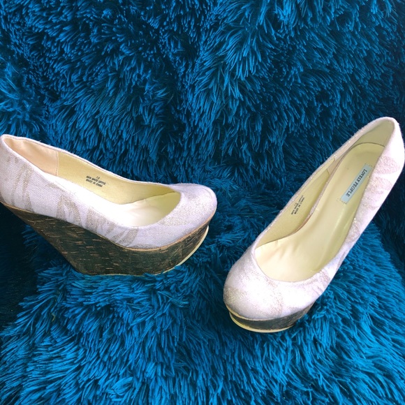 Brand New Light Pink and hint of gold Wedges - Picture 1 of 4